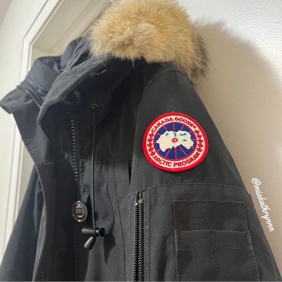 CANADA GOOSE - Buttoned/ Zippered Winter Coat - Mint Condition - Women’s M - Picture 3 of 14